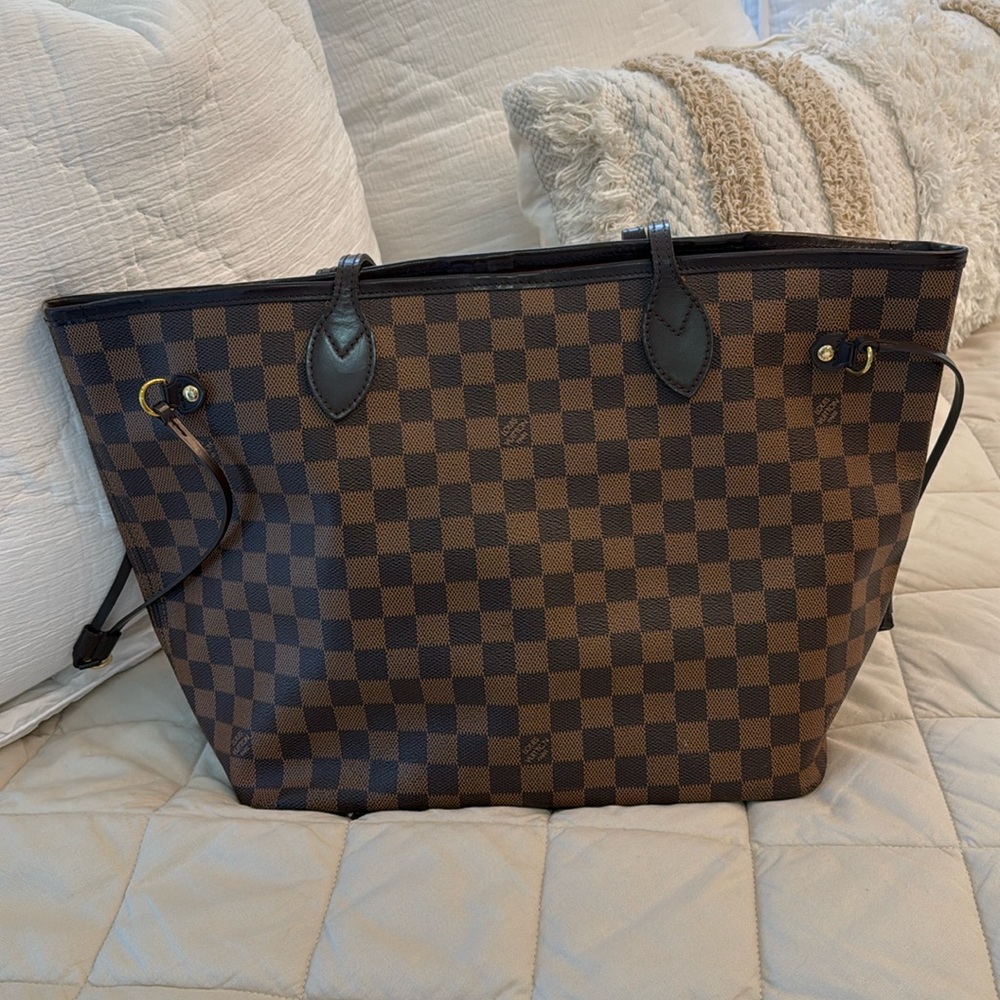 Neverfull mm in good used condition comes with dustbag and copy of receip